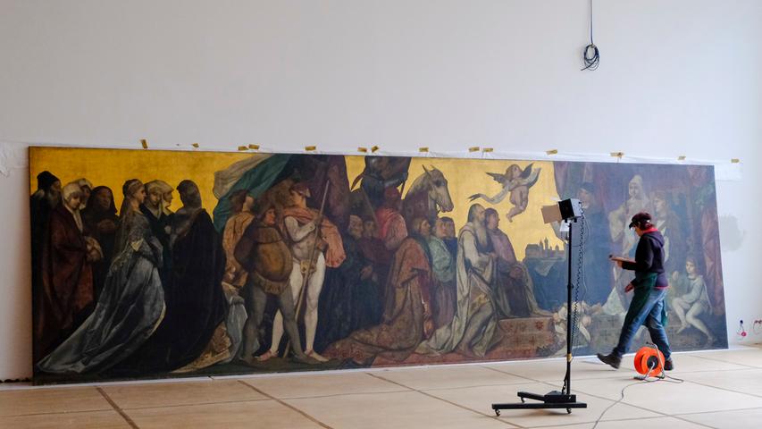 Eva Pridöhl restauriert das riesige Feuerbach-Gemälde, auf dem Kaiser Ludwig Nürnberger Bürgern Privilegien erteilt.