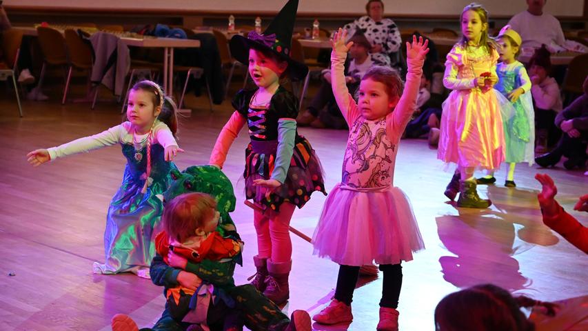 Beim Erlanger Kinderfasching feiern auch Hexen und Ballerinas zusammen.