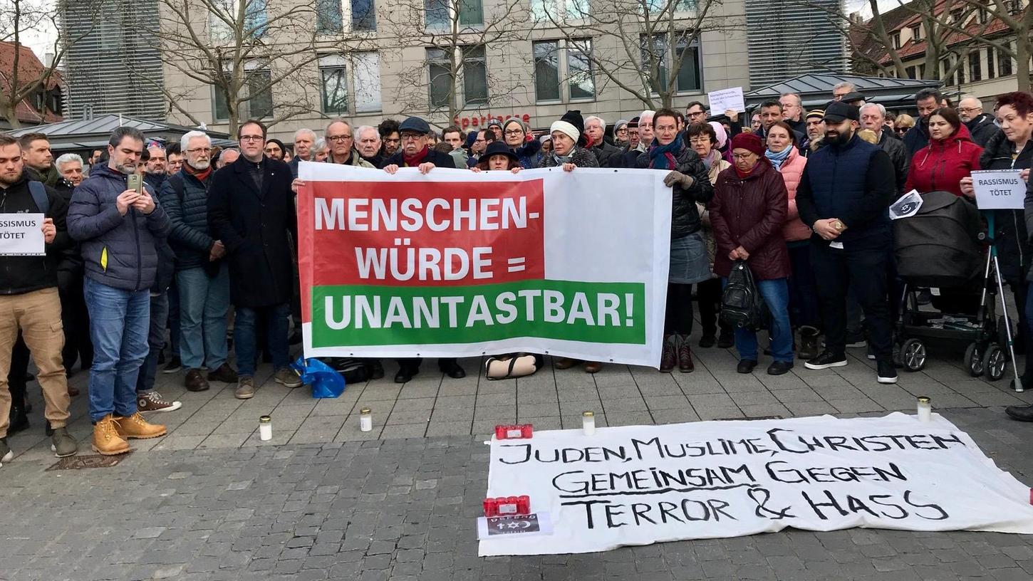 Die Stadt steht zusammen und gedenkt der Opfer von Hanau: Rund 150 Menschen versammelten sich laut Polizei am Freitag auf dem Hugenottenplatz.