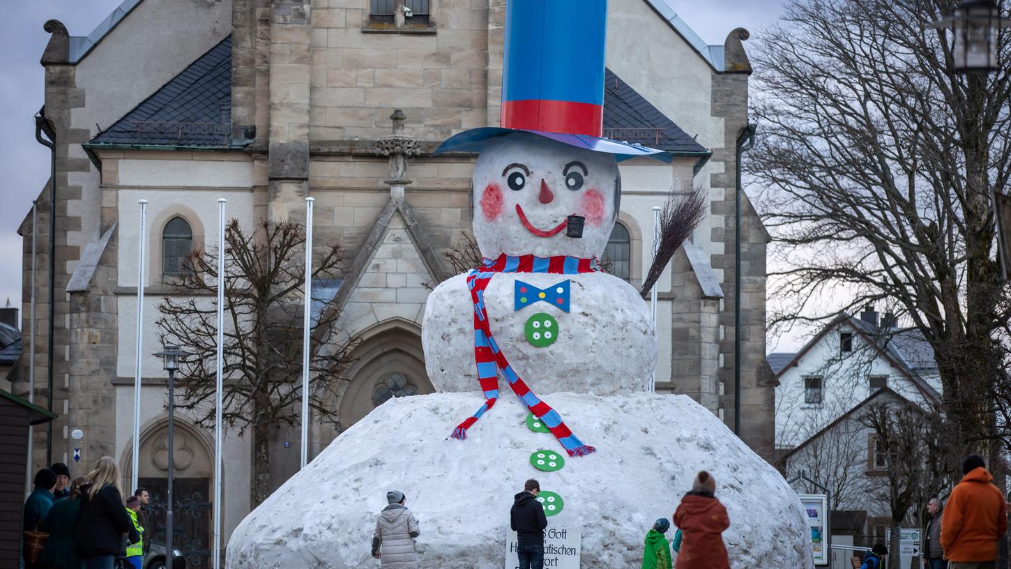 Der 9,4 Meter hohe Schneemann "Jakob" auf dem Marktplatz in Bischofsgrün.