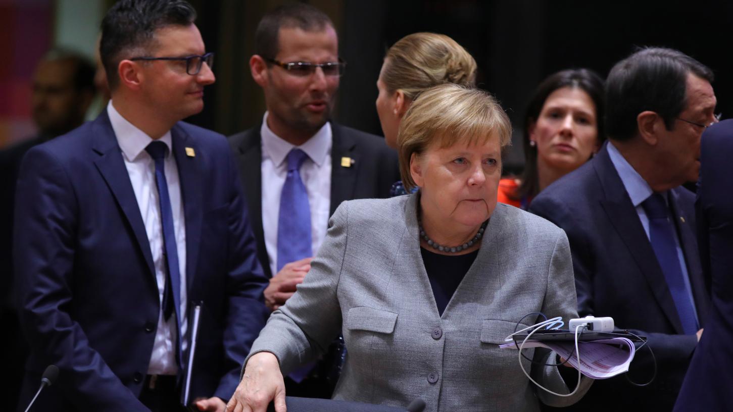 Angela Merkel trifft zu einem Treffen am runden Tisch während des EU-Sondergipfels zum europäischen Haushaltsrahmen ein.