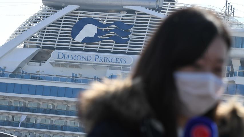 Zwei Wochen lang stand das Kreuzfahrtschiff "Diamond Princess" wegen des Coronavirus unter Quarantäne, die ersten Passagiere durften das Schiff im Laufe der Woche wieder verlassen. Zwei infizierte Passagiere sind dagegen in Japan verstorben.