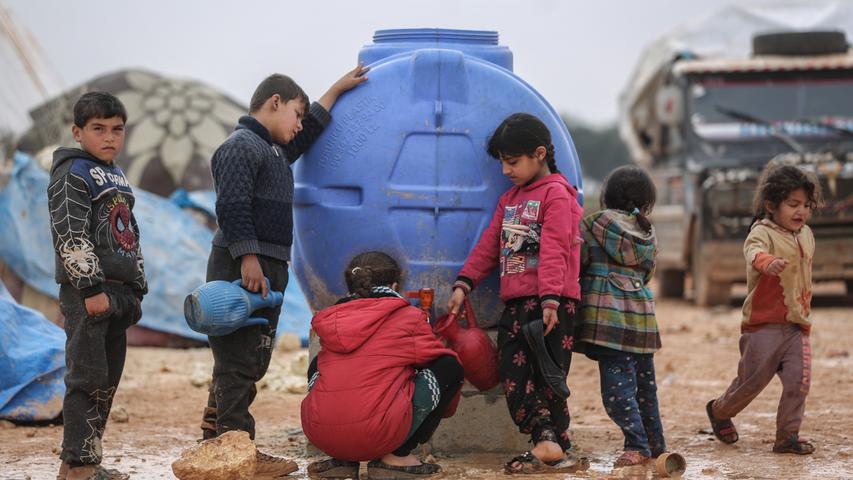 Die Politik richtete den Blick auf die Region Idlib in Syrien. Dort war die Lage zuletzt eskaliert. Nach UN-Angaben flohen seit Anfang Dezember rund 900.000 Syrer vor den heranrückenden Regierungstruppen und der Gewalt - auch in Richtung türkische Grenze. Das Foto zeigt Kinder, die Kannen in einer Notunterkunft für Familien mit Wasser füllen. Die Zivilisten dort leiden unter der Bombardierung, unter Hunger und Kälte.