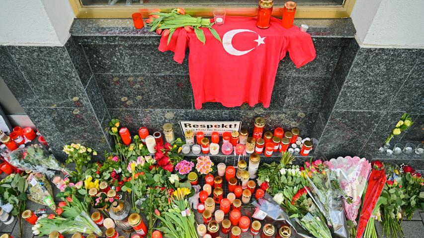 Bei einem mutmaßlich rassistischen Anschlag hat ein 43-jähriger Deutscher im hessischen Hanau zehn Menschen und sich selbst erschossen. In der Nähe des Tatortes am Heumarkt legten Anteil nehmende Menschen Kerzen, Blumen, ein Schild mit der Aufschrift "Respekt! Kein Platz für Rassismus" und ein T-Shirt mit dem Hoheitszeichen der Türkei nieder.