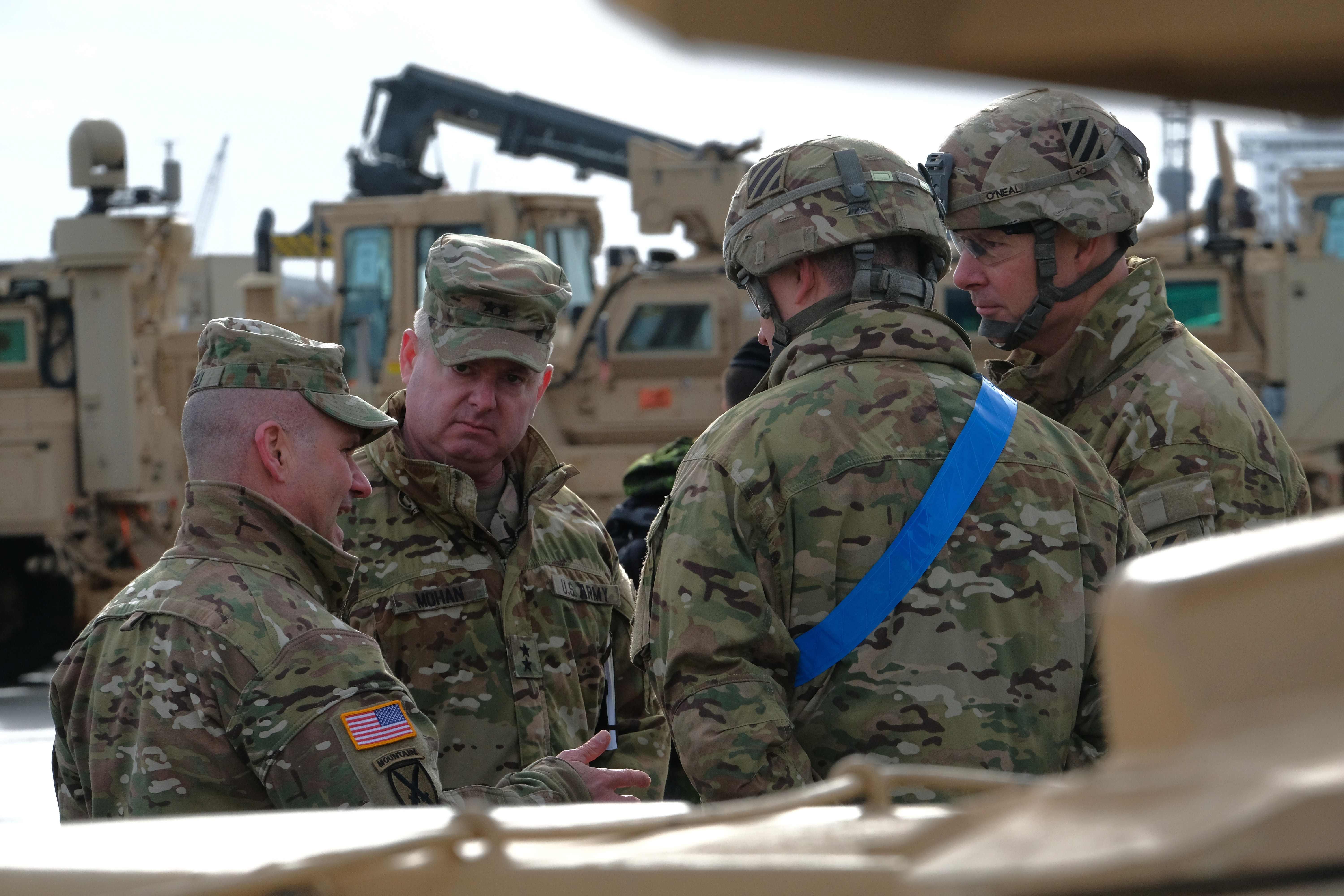 Das erste Schiff mit schwerem US-Gerät aus dem US-Bundesstaat Georgia ist in Deutschland eingetroffen. US-Abrams-Panzer reihten sich am Freitag am Kaiserhafen in Bremerhaven an den Kaianlagen vor dem riesigen Frachtschiff "Endurance" auf. Container, Tanklastwagen, Kettenraupen, Humvees wurden von dem Roll-on/Roll-off-Frachter entladen.
