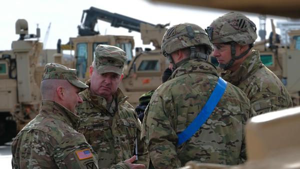 Das erste Schiff mit schwerem US-Gerät aus dem US-Bundesstaat Georgia ist in Deutschland eingetroffen. US-Abrams-Panzer reihten sich am Freitag am Kaiserhafen in Bremerhaven an den Kaianlagen vor dem riesigen Frachtschiff "Endurance" auf. Container, Tanklastwagen, Kettenraupen, Humvees wurden von dem Roll-on/Roll-off-Frachter entladen.