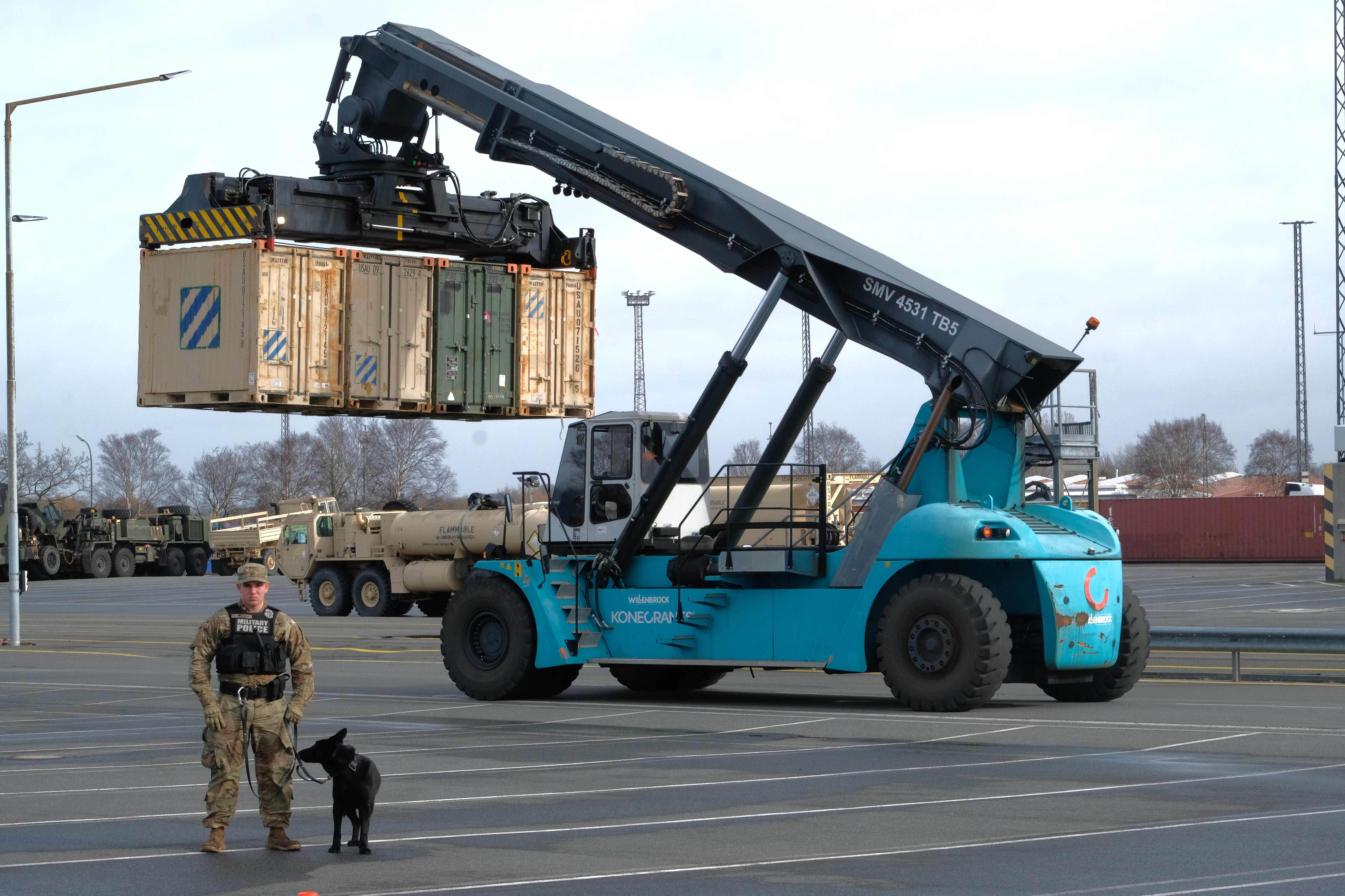Das erste Schiff mit schwerem US-Gerät aus dem US-Bundesstaat Georgia ist in Deutschland eingetroffen. US-Abrams-Panzer reihten sich am Freitag am Kaiserhafen in Bremerhaven an den Kaianlagen vor dem riesigen Frachtschiff "Endurance" auf. Container, Tanklastwagen, Kettenraupen, Humvees wurden von dem Roll-on/Roll-off-Frachter entladen.