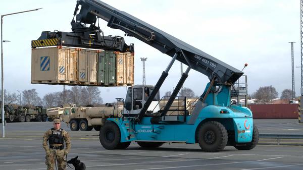 Das erste Schiff mit schwerem US-Gerät aus dem US-Bundesstaat Georgia ist in Deutschland eingetroffen. US-Abrams-Panzer reihten sich am Freitag am Kaiserhafen in Bremerhaven an den Kaianlagen vor dem riesigen Frachtschiff "Endurance" auf. Container, Tanklastwagen, Kettenraupen, Humvees wurden von dem Roll-on/Roll-off-Frachter entladen.