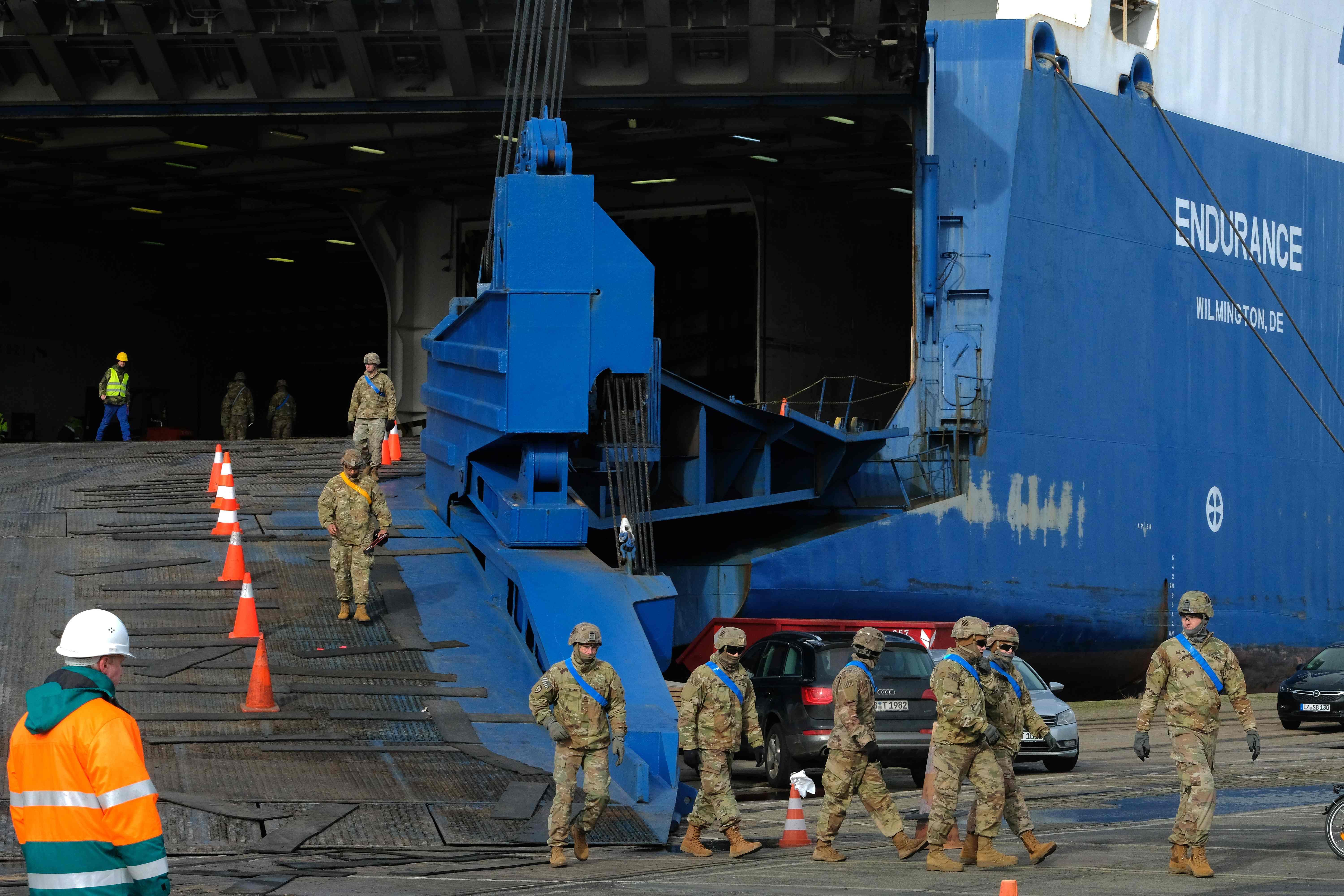 Das erste Schiff mit schwerem US-Gerät aus dem US-Bundesstaat Georgia ist in Deutschland eingetroffen. US-Abrams-Panzer reihten sich am Freitag am Kaiserhafen in Bremerhaven an den Kaianlagen vor dem riesigen Frachtschiff "Endurance" auf. Container, Tanklastwagen, Kettenraupen, Humvees wurden von dem Roll-on/Roll-off-Frachter entladen.