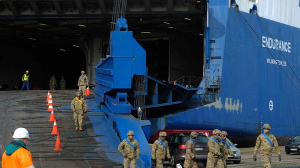 Das erste Schiff mit schwerem US-Gerät aus dem US-Bundesstaat Georgia ist in Deutschland eingetroffen. US-Abrams-Panzer reihten sich am Freitag am Kaiserhafen in Bremerhaven an den Kaianlagen vor dem riesigen Frachtschiff "Endurance" auf. Container, Tanklastwagen, Kettenraupen, Humvees wurden von dem Roll-on/Roll-off-Frachter entladen.