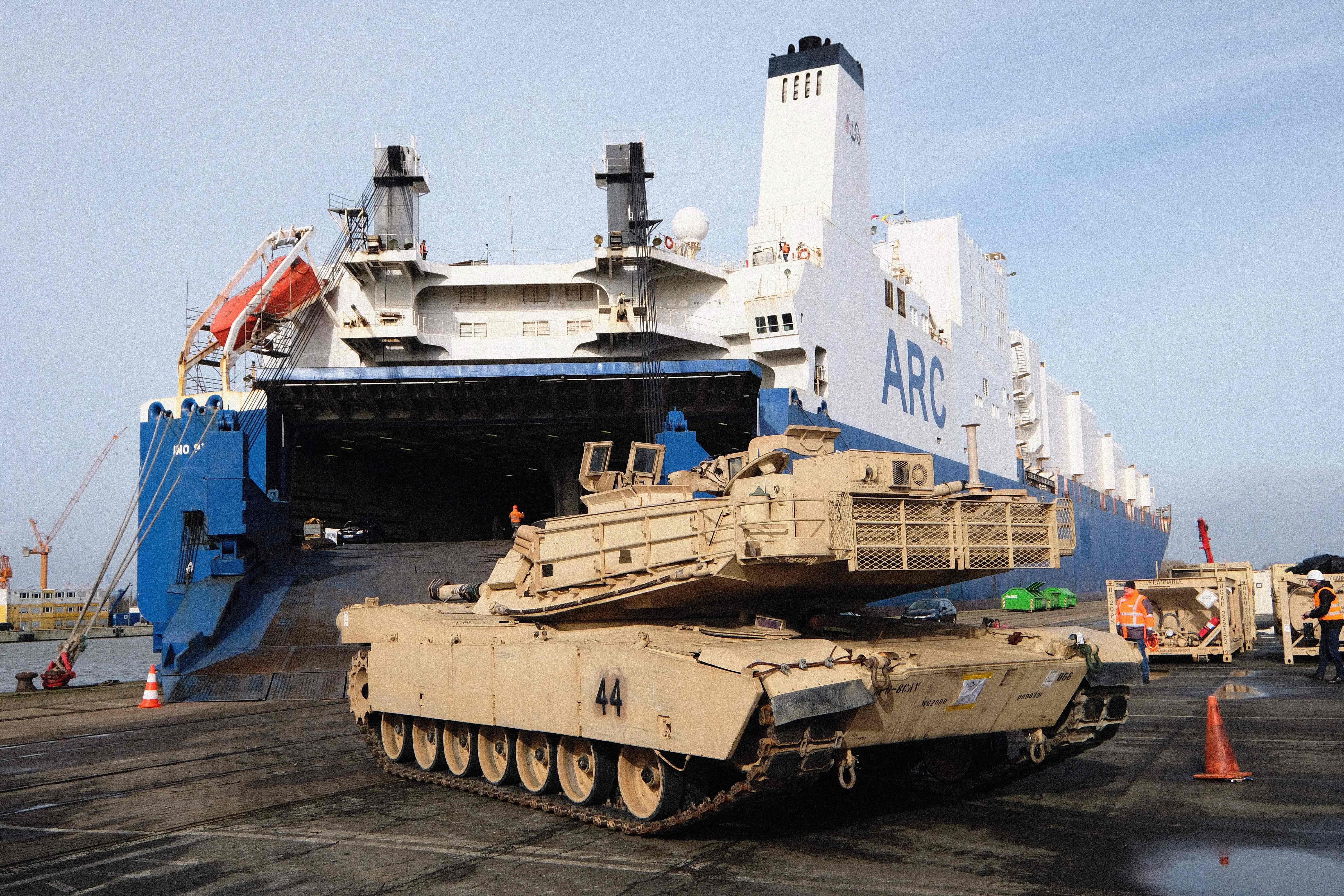 Das erste Schiff mit schwerem US-Gerät aus dem US-Bundesstaat Georgia ist in Deutschland eingetroffen. US-Abrams-Panzer reihten sich am Freitag am Kaiserhafen in Bremerhaven an den Kaianlagen vor dem riesigen Frachtschiff "Endurance" auf. Container, Tanklastwagen, Kettenraupen, Humvees wurden von dem Roll-on/Roll-off-Frachter entladen.