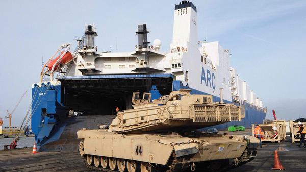 Das erste Schiff mit schwerem US-Gerät aus dem US-Bundesstaat Georgia ist in Deutschland eingetroffen. US-Abrams-Panzer reihten sich am Freitag am Kaiserhafen in Bremerhaven an den Kaianlagen vor dem riesigen Frachtschiff "Endurance" auf. Container, Tanklastwagen, Kettenraupen, Humvees wurden von dem Roll-on/Roll-off-Frachter entladen.