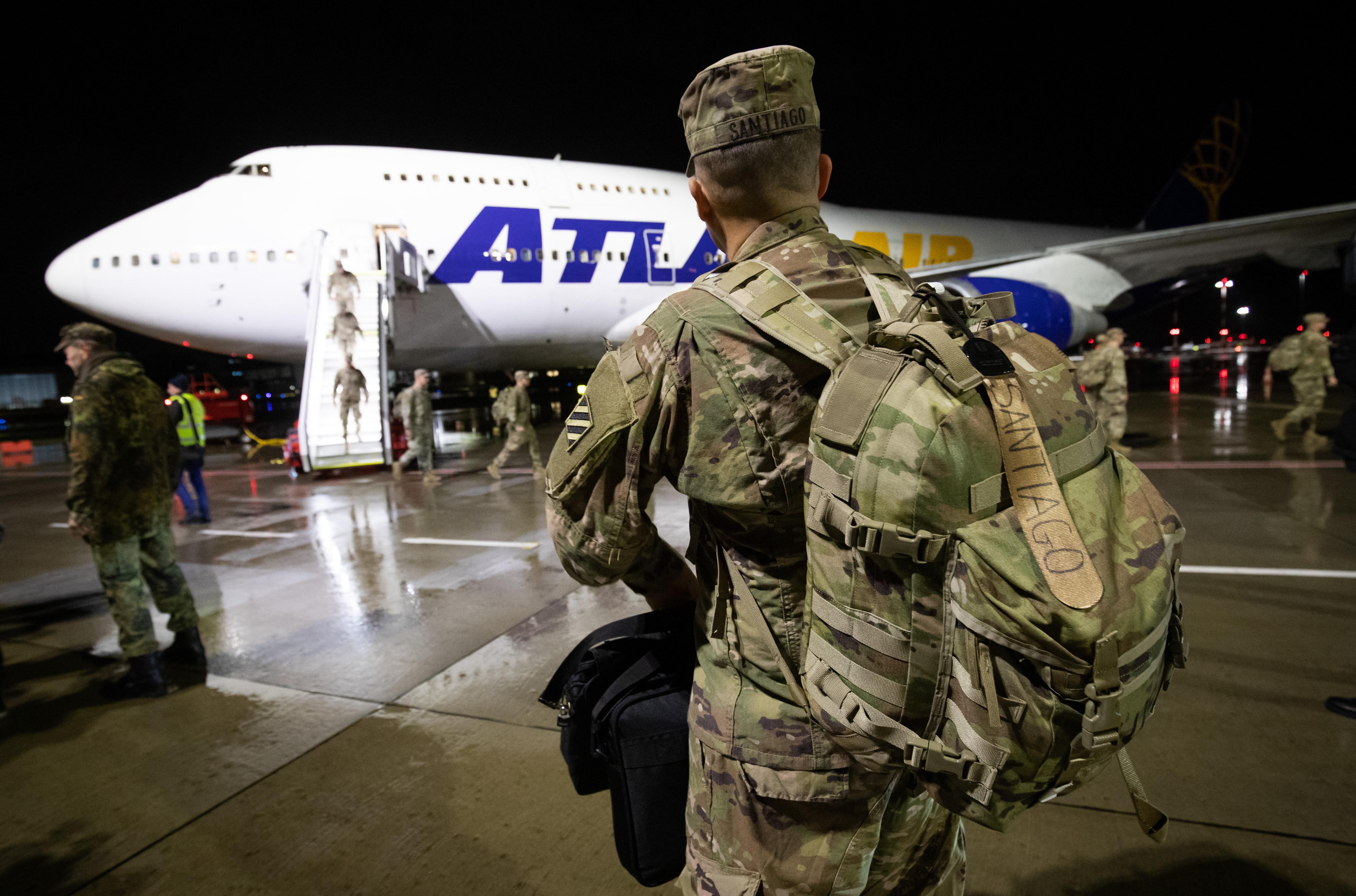 Soldaten der 2. Brigade der 3. Infantriedivision aus Fort Steward im U.S. Staat Georgia kommen im Rahmen der laufenden Großübung "Defender Europe 20" am Hamburger Flughafen an.