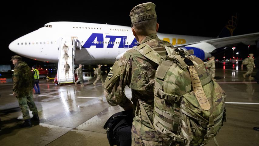 Soldaten der 2. Brigade der 3. Infantriedivision aus Fort Steward im U.S. Staat Georgia kommen im Rahmen der laufenden Großübung "Defender Europe 20" am Hamburger Flughafen an.