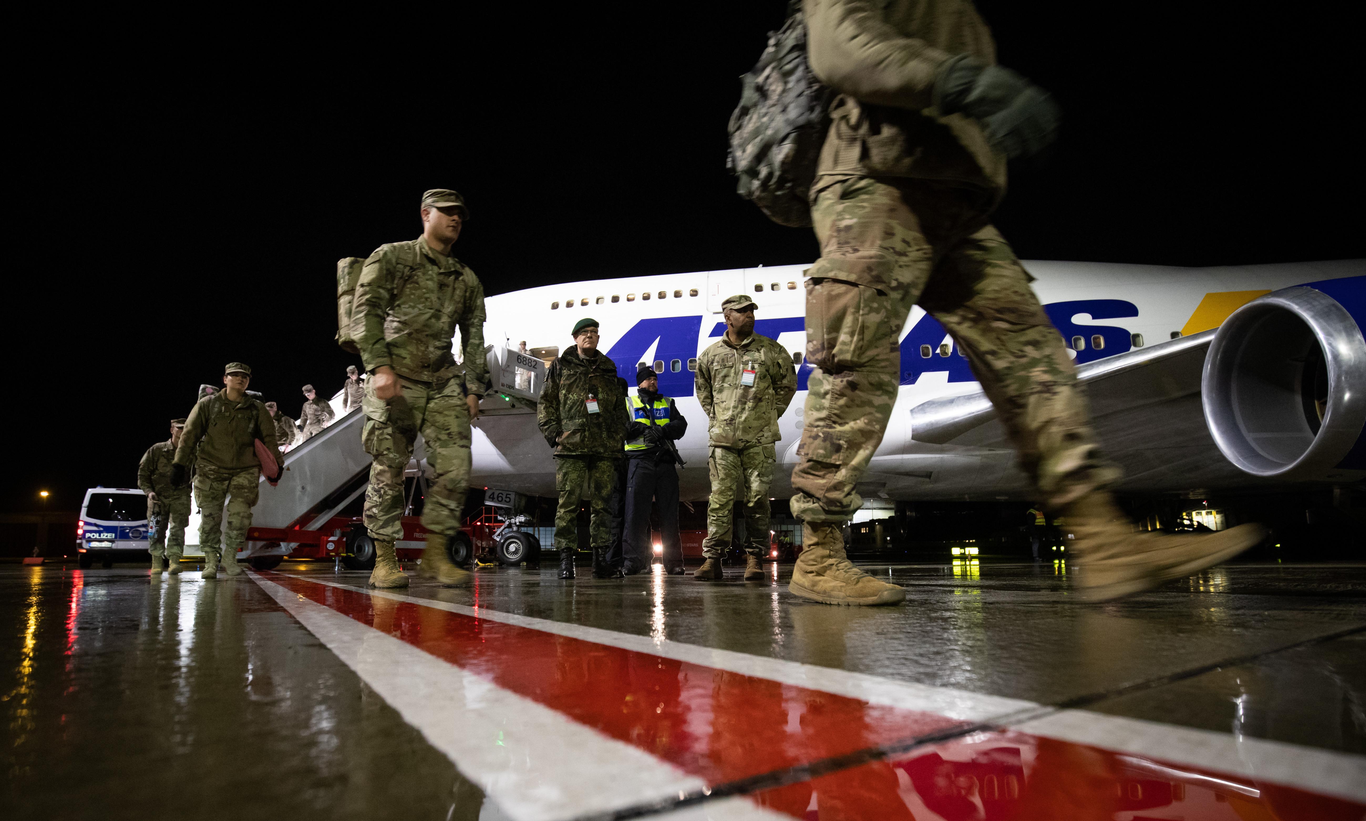Soldaten der 2. Brigade der 3. Infantriedivision aus Fort Steward im U.S. Staat Georgia kommen im Rahmen der laufenden Großübung "Defender Europe 20" am Hamburger Flughafen an.