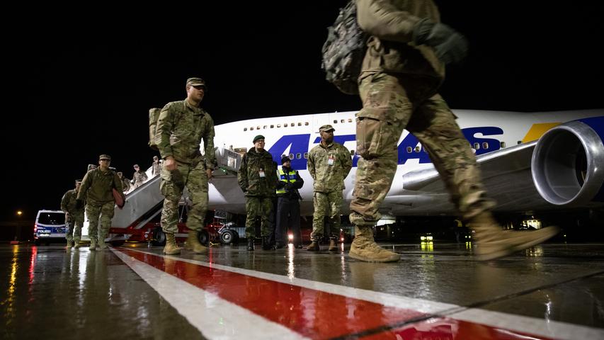 Soldaten der 2. Brigade der 3. Infantriedivision aus Fort Steward im U.S. Staat Georgia kommen im Rahmen der laufenden Großübung "Defender Europe 20" am Hamburger Flughafen an.