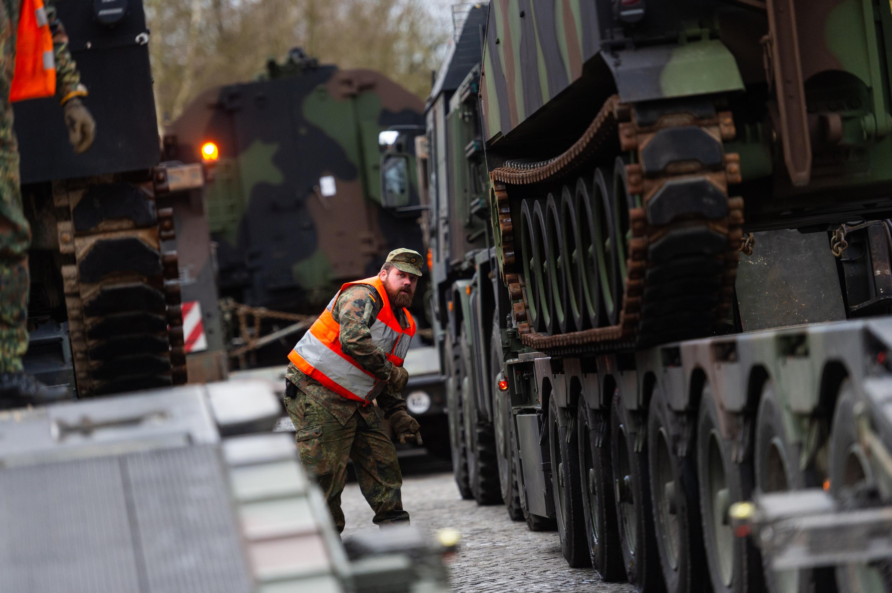 Eine Panzerhaubitze der US-Armee vom Typ M109A6 wird während der Übung "Defender-Europe 2020" in Niedersachsen auf einen Schwerlasttransporter der Bundeswehr verladen.