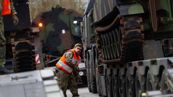 Eine Panzerhaubitze der US-Armee vom Typ M109A6 wird während der Übung "Defender-Europe 2020" in Niedersachsen auf einen Schwerlasttransporter der Bundeswehr verladen.