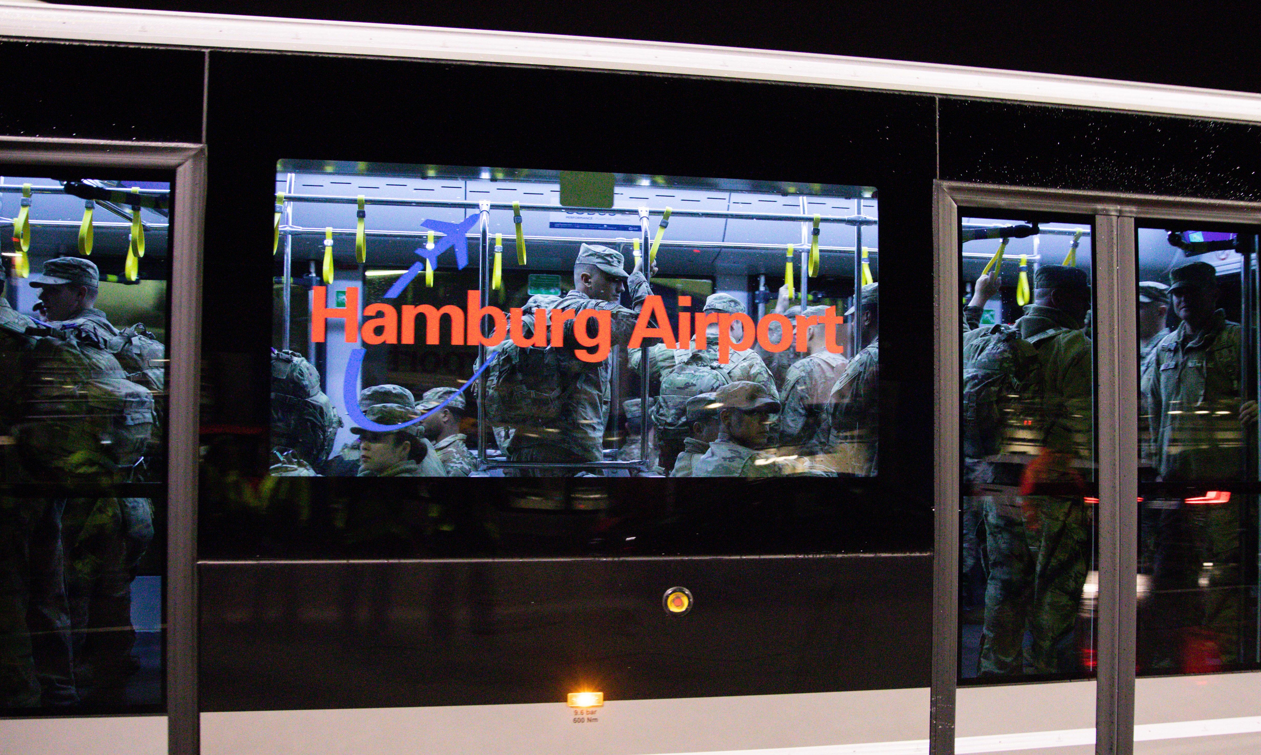 Mit einem Vorfeldbus werden Soldaten der 2.Brigade der 3. Infantriedivision aus Fort Steward im U.S. Staat Georgia nach ihrer Ankunft am Flughafen im Rahmen der laufenden Großübung "Defender Europe 20" zum Ausgang gefahren.