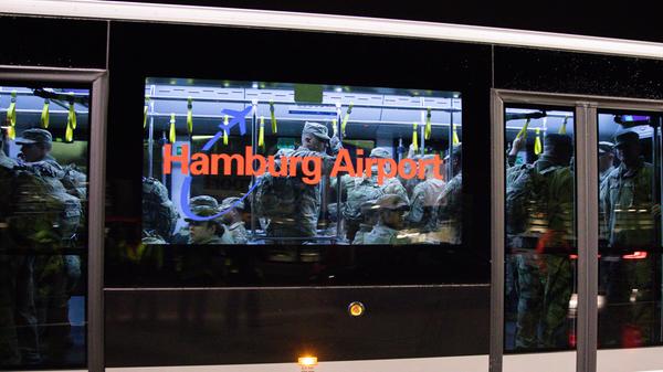 Mit einem Vorfeldbus werden Soldaten der 2.Brigade der 3. Infantriedivision aus Fort Steward im U.S. Staat Georgia nach ihrer Ankunft am Flughafen im Rahmen der laufenden Großübung "Defender Europe 20" zum Ausgang gefahren.