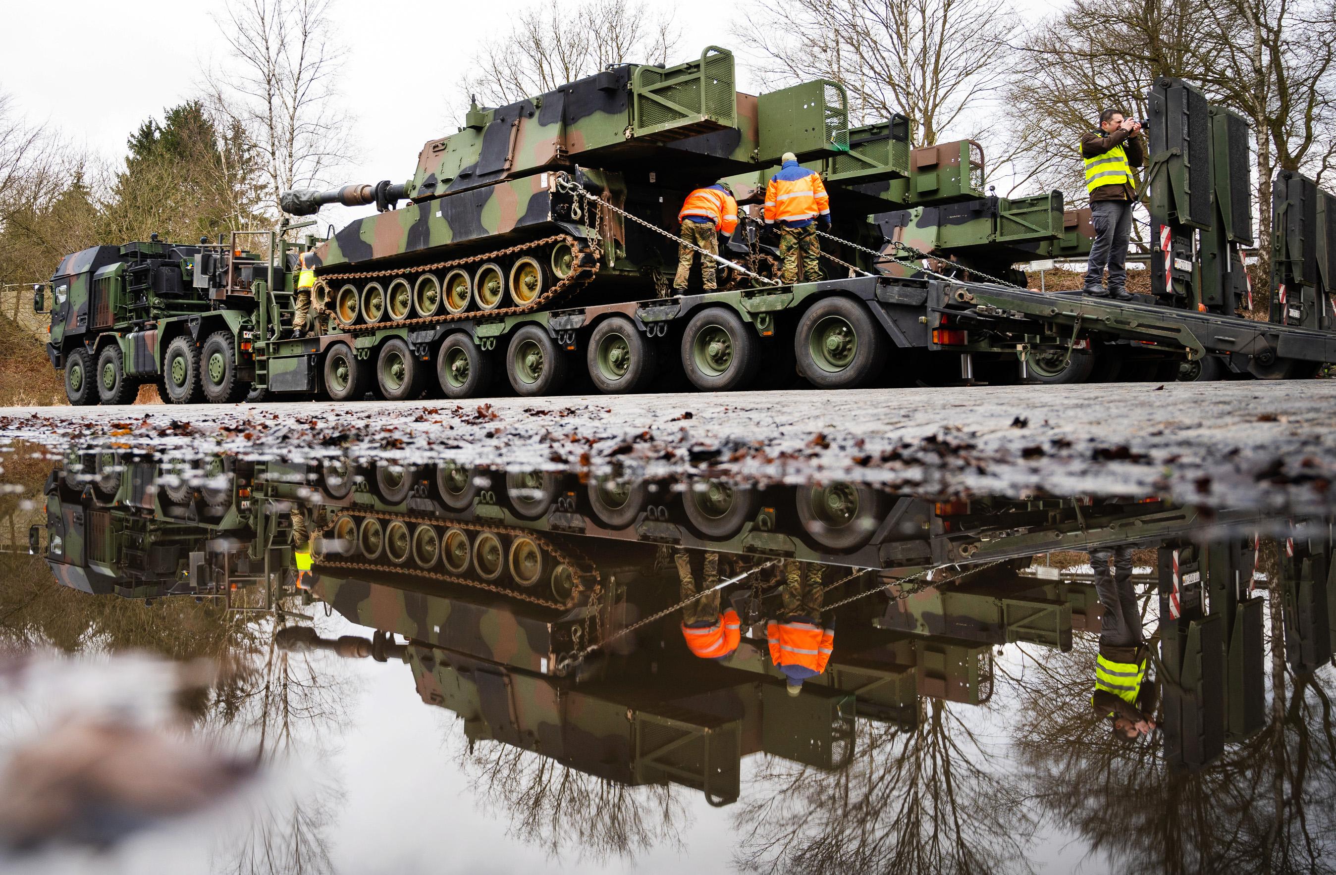 Eine Panzerhaubitze der US-Armee vom Typ M109A6 wird während der Übung "Defender-Europe 2020" in Niedersachsen auf einen Schwerlasttransporter der Bundeswehr verladen.