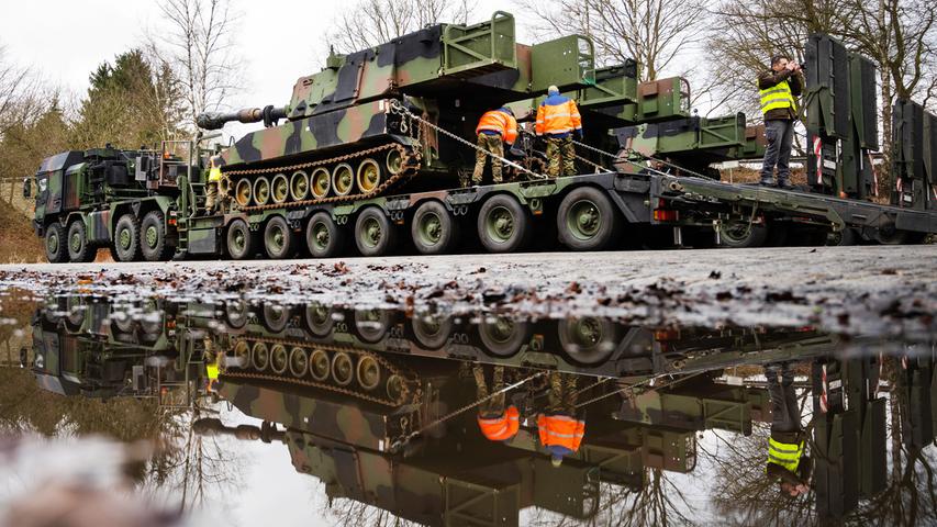Eine Panzerhaubitze der US-Armee vom Typ M109A6 wird während der Übung "Defender-Europe 2020" in Niedersachsen auf einen Schwerlasttransporter der Bundeswehr verladen. 
