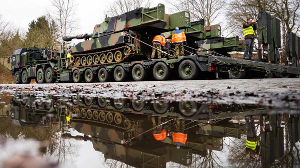 Eine Panzerhaubitze der US-Armee vom Typ M109A6 wird während der Übung "Defender-Europe 2020" in Niedersachsen auf einen Schwerlasttransporter der Bundeswehr verladen.