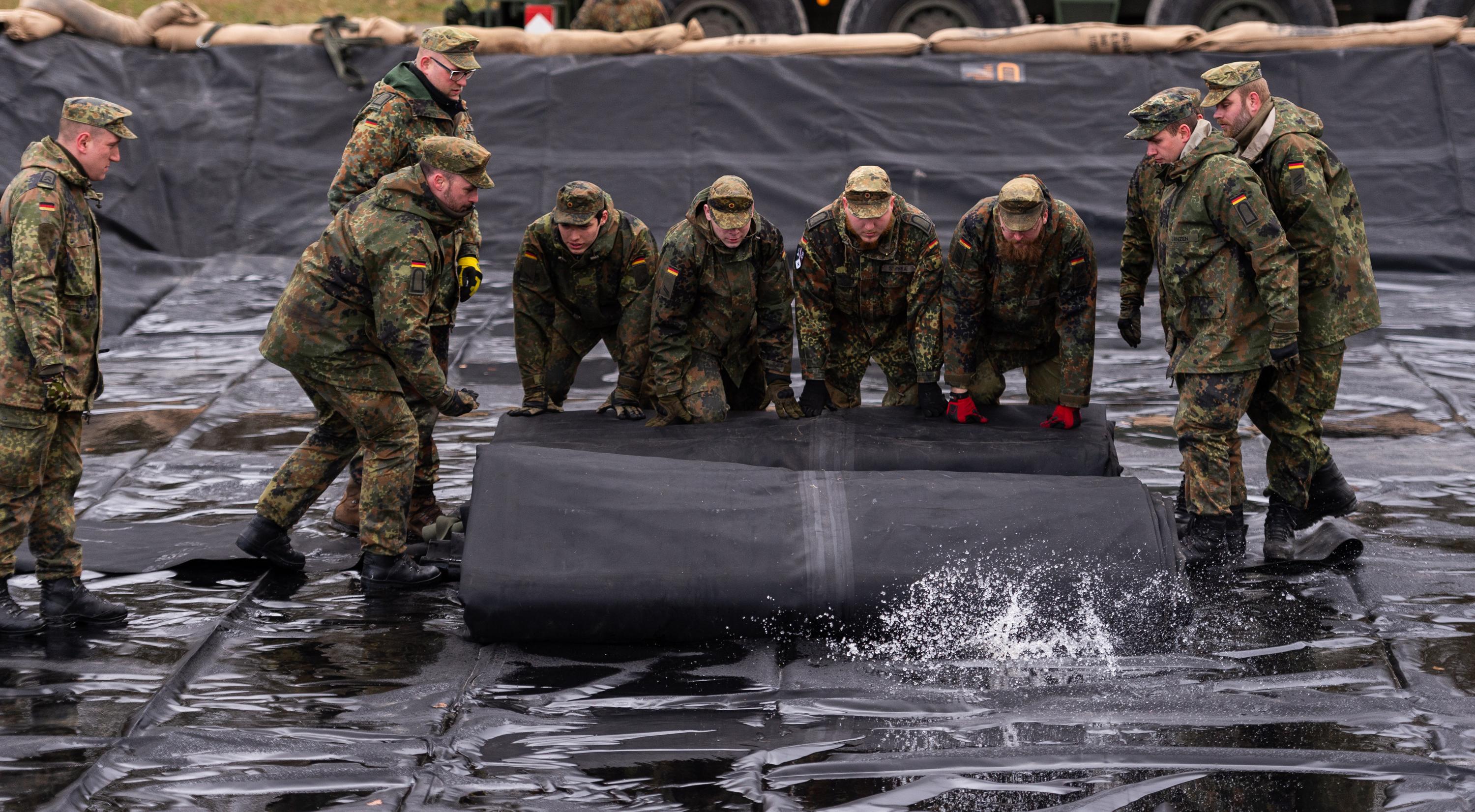 Soldaten der Bundeswehr entfalten in Niedersachsen eine Tankblase in einem Tanklager. An der Übung nehmen 37.000 Soldaten aus 18 Nationen teil, rund 20.000 Soldaten werden dabei aus den USA nach Europa verlegt.