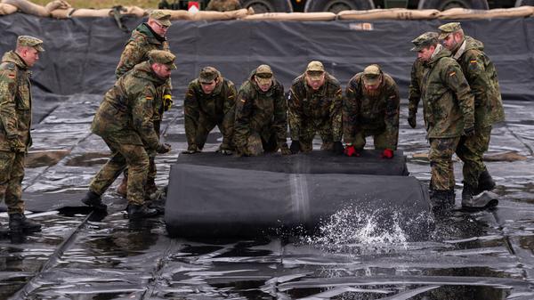 Soldaten der Bundeswehr entfalten in Niedersachsen eine Tankblase in einem Tanklager. An der Übung nehmen 37.000 Soldaten aus 18 Nationen teil, rund 20.000 Soldaten werden dabei aus den USA nach Europa verlegt.