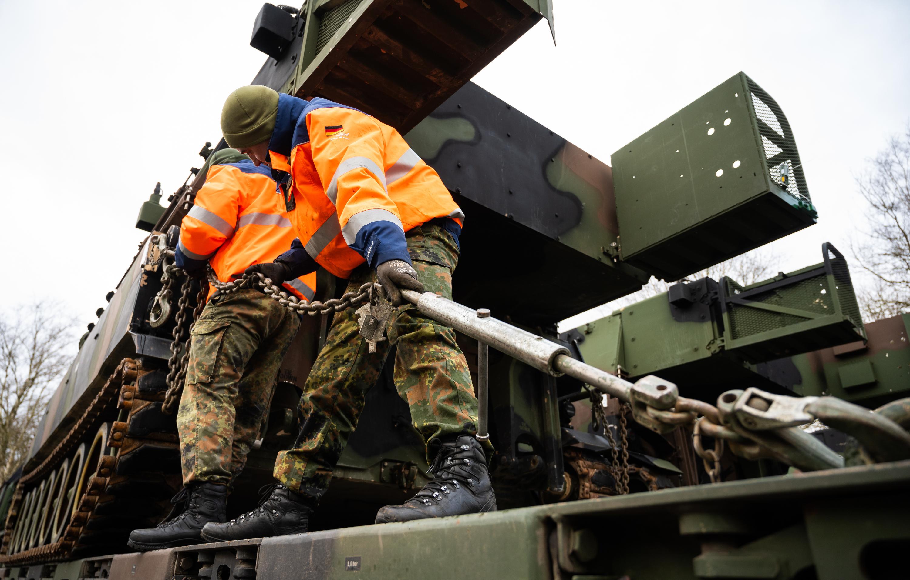 Eine Panzerhaubitze der US-Armee vom Typ M109A6 wird während der Übung "Defender-Europe 2020" in Niedersachsen auf einen Schwerlasttransporter der Bundeswehr verladen.