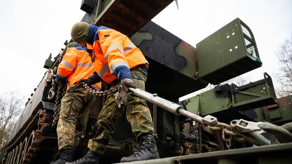 Eine Panzerhaubitze der US-Armee vom Typ M109A6 wird während der Übung "Defender-Europe 2020" in Niedersachsen auf einen Schwerlasttransporter der Bundeswehr verladen.