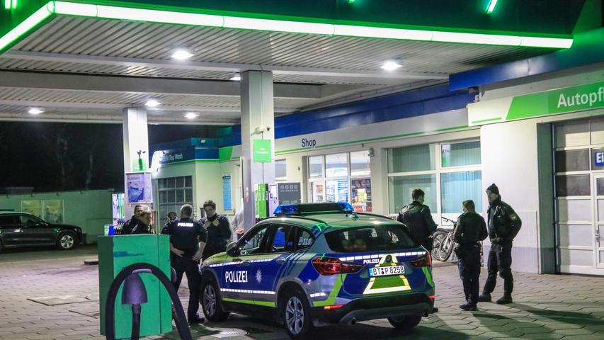Mit Schusswaffe: Maskierter Räuber überfällt Tankstelle bei Bamberg