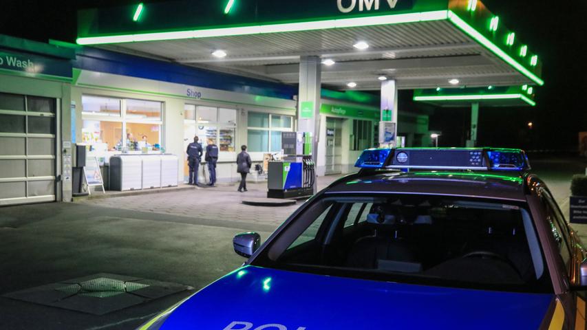 Mit Schusswaffe: Maskierter Räuber überfällt Tankstelle bei Bamberg