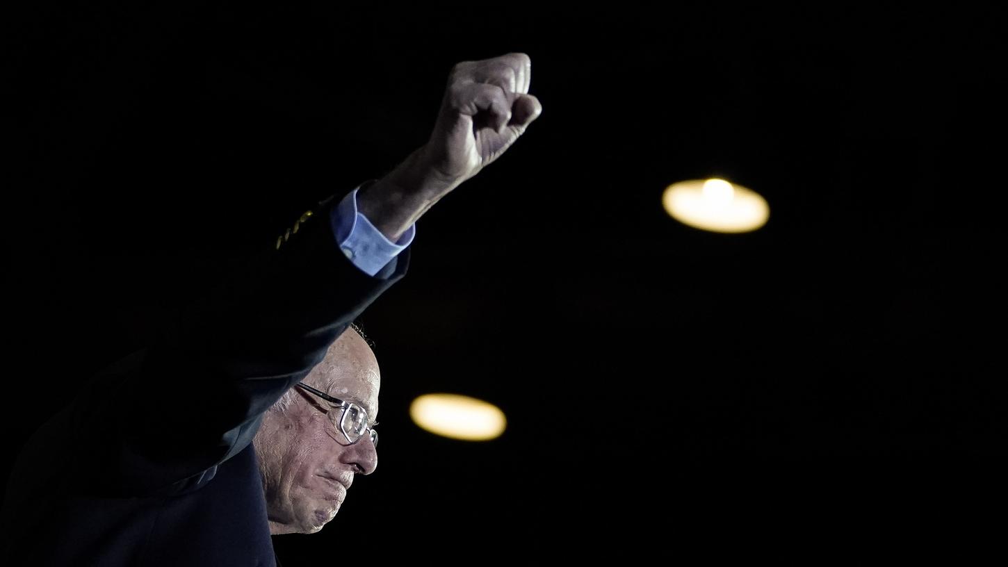 San Antonio am Samstag: Bernie Sanders reckt die Siegerfaust in die Luft.
