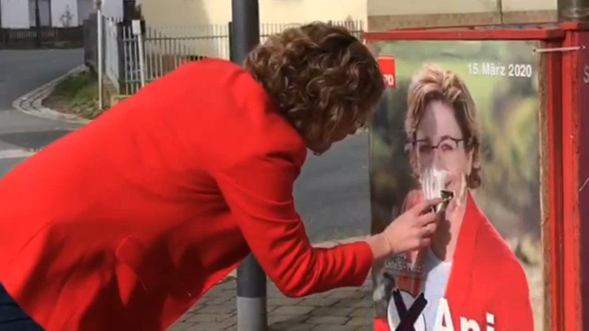 Fränkische Bürgermeisterin rasiert sich Hitler-Bart ab