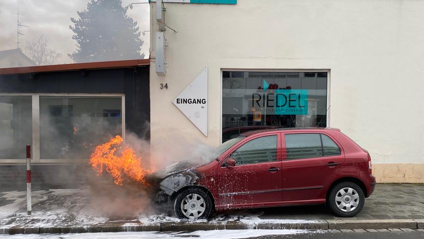 Auto fing plötzlich Feuer: Einsatz in Fürth