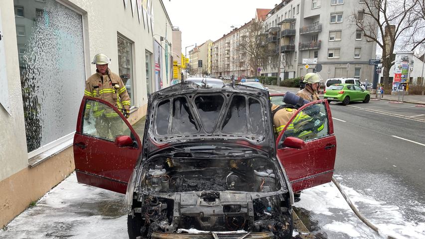 Auto fing plötzlich Feuer: Einsatz in Fürth