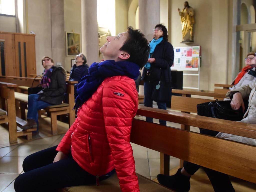 Den Blick gen Himmel gerichtet: Städteführerin Bärbel Bachmann-Leitmeier (stehend im Hintergrund) lenkte die Aufmerksamkeit ihrer Gäste auf die imposante Deckenbemalung der katholischen Kirche „Unsere liebe Frau“.
