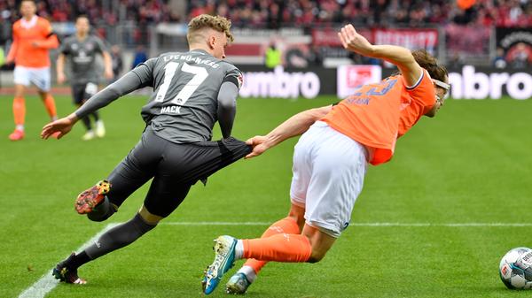 … tasten sich in den ersten Minuten erst einmal wie zwei Boxer ab. Der Ball findet noch nicht den Weg in den Strafraum… noch!