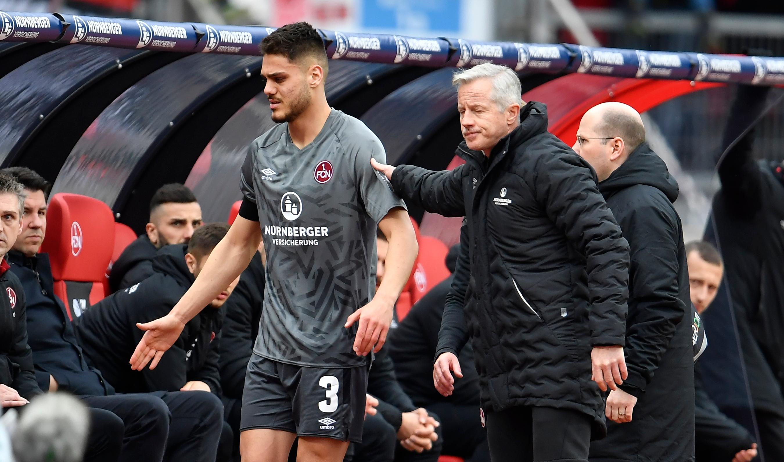 Keine zehn Minuten gespielt und schon die erste dicke Schrecksekunde für den Club: Nach einem Zweikampf im Mittelfeld bleibt Konstantinos Mavropanos verletzt liegen. Und es kommt noch bitterer: Die Leihgabe vom FC Arsenal, nach kurzen Startproblemen zum Stabilisator in der Abwehr geworden, kann nicht weitermachen. Wechsel nach nicht einmal einer Viertelstunde aus Nürnberger Sicht, ab jetzt soll es Lukas Mühl in der Defensive richten.