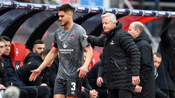 Keine zehn Minuten gespielt und schon die erste dicke Schrecksekunde für den Club: Nach einem Zweikampf im Mittelfeld bleibt Konstantinos Mavropanos verletzt liegen. Und es kommt noch bitterer: Die Leihgabe vom FC Arsenal, nach kurzen Startproblemen zum Stabilisator in der Abwehr geworden, kann nicht weitermachen. Wechsel nach nicht einmal einer Viertelstunde aus Nürnberger Sicht, ab jetzt soll es Lukas Mühl in der Defensive richten.