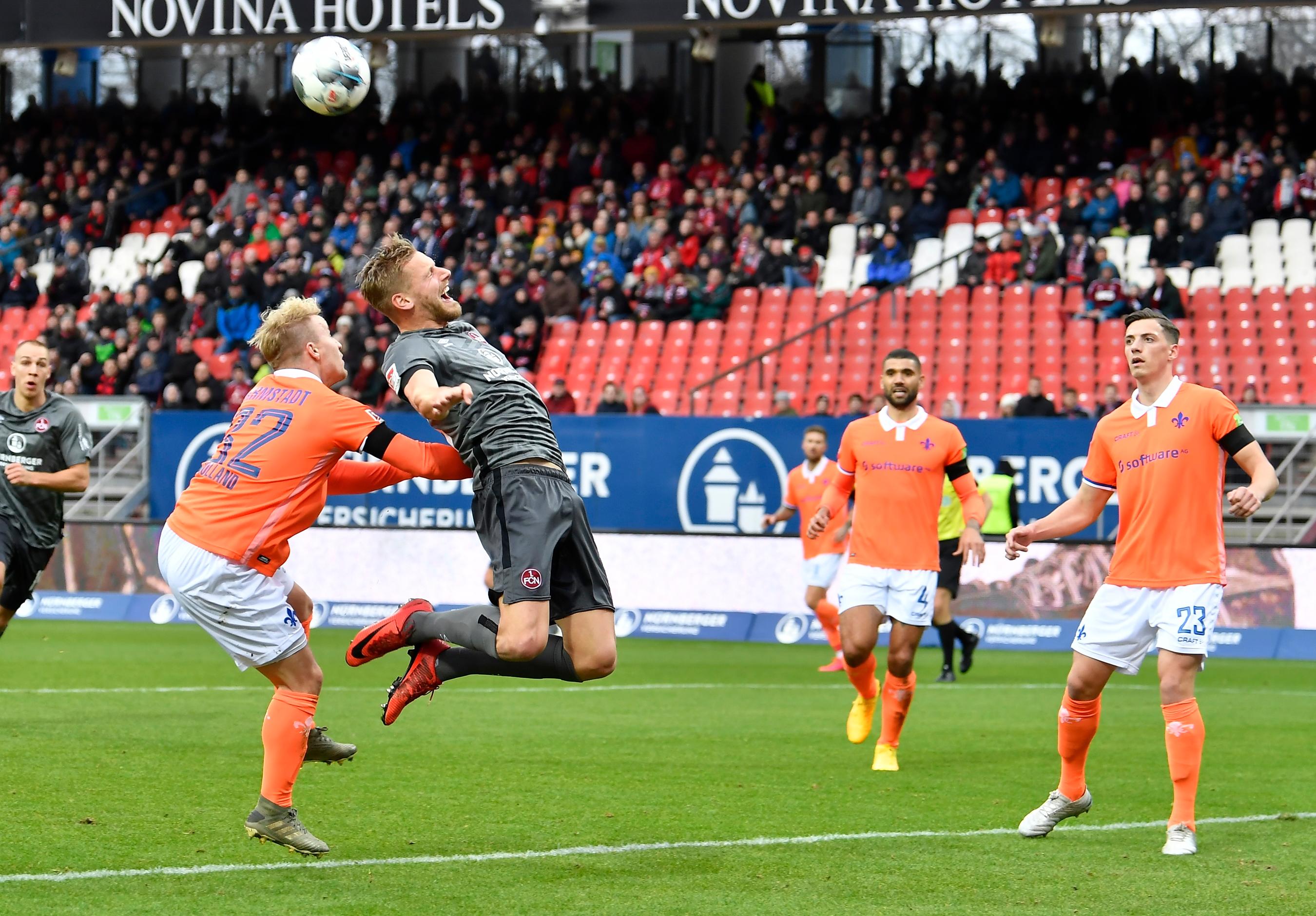 Dann – Aufregung! Kapitän Hanno Behrens kommt im gegnerischen Strafraum zu Fall, das Stadion fordert Elfmeter. Die Schiedsrichter atmen kurz durch und entscheiden dann…