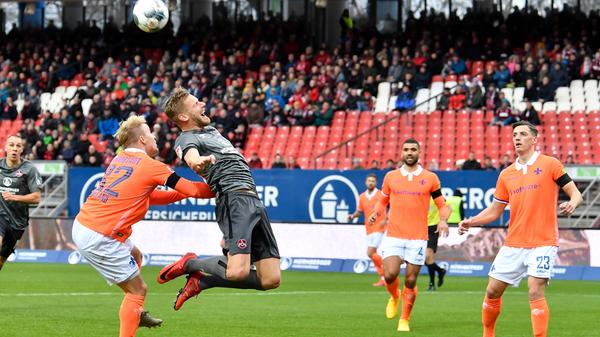 Dann – Aufregung! Kapitän Hanno Behrens kommt im gegnerischen Strafraum zu Fall, das Stadion fordert Elfmeter. Die Schiedsrichter atmen kurz durch und entscheiden dann…