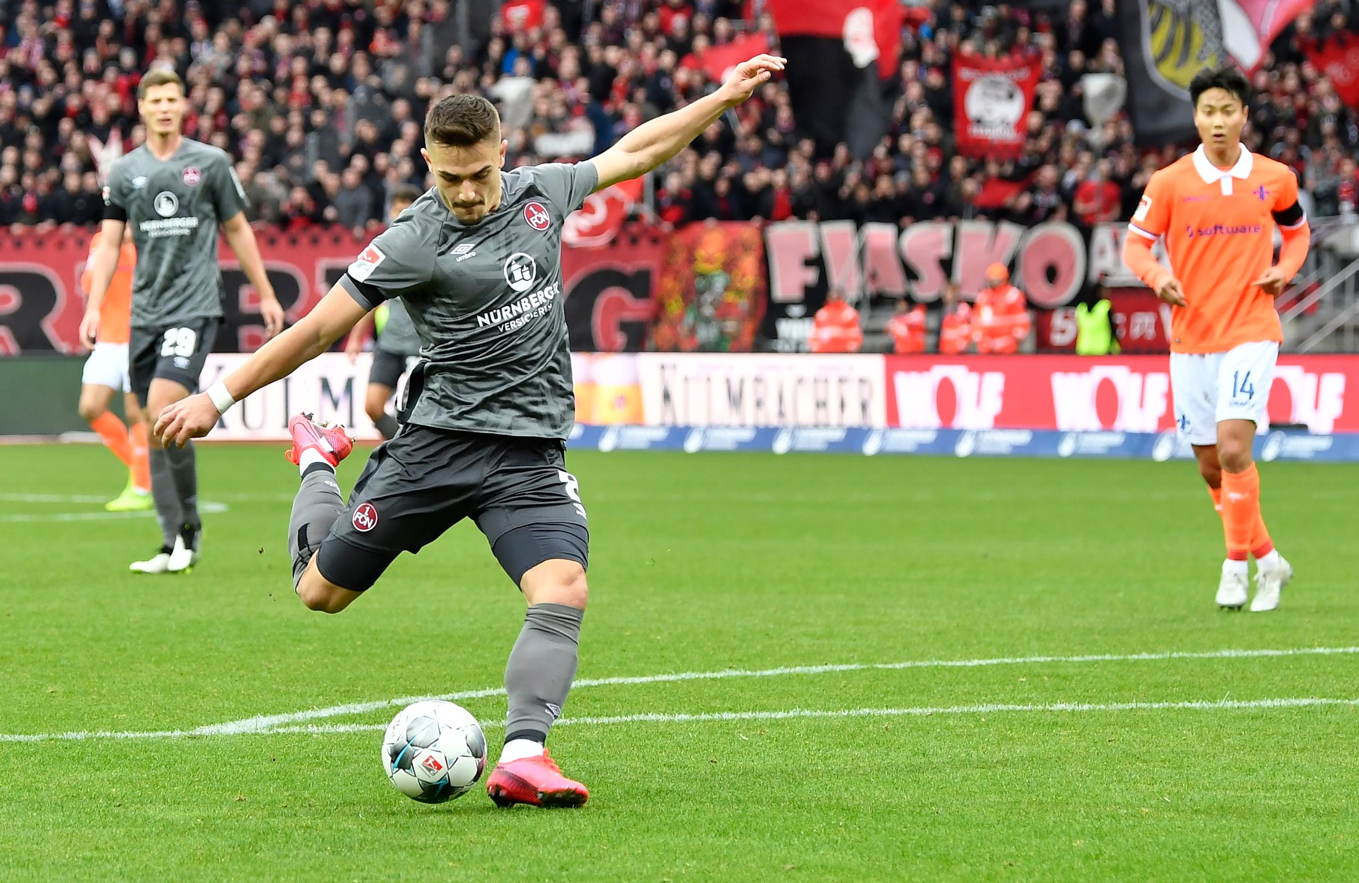 Und dann jubelt das Stadion doch: Ein Abpraller landet zentral vor dem Kasten bei Nikola Dovedan. Der fackelt nicht lange…