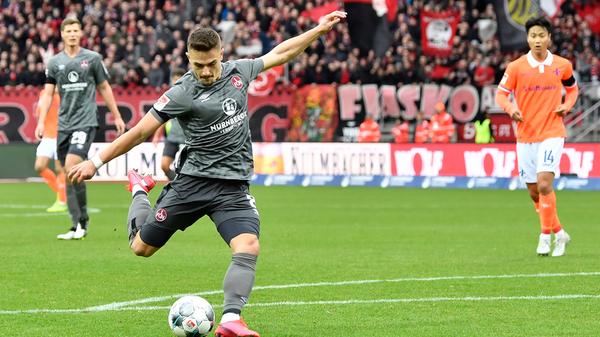 Und dann jubelt das Stadion doch: Ein Abpraller landet zentral vor dem Kasten bei Nikola Dovedan. Der fackelt nicht lange…