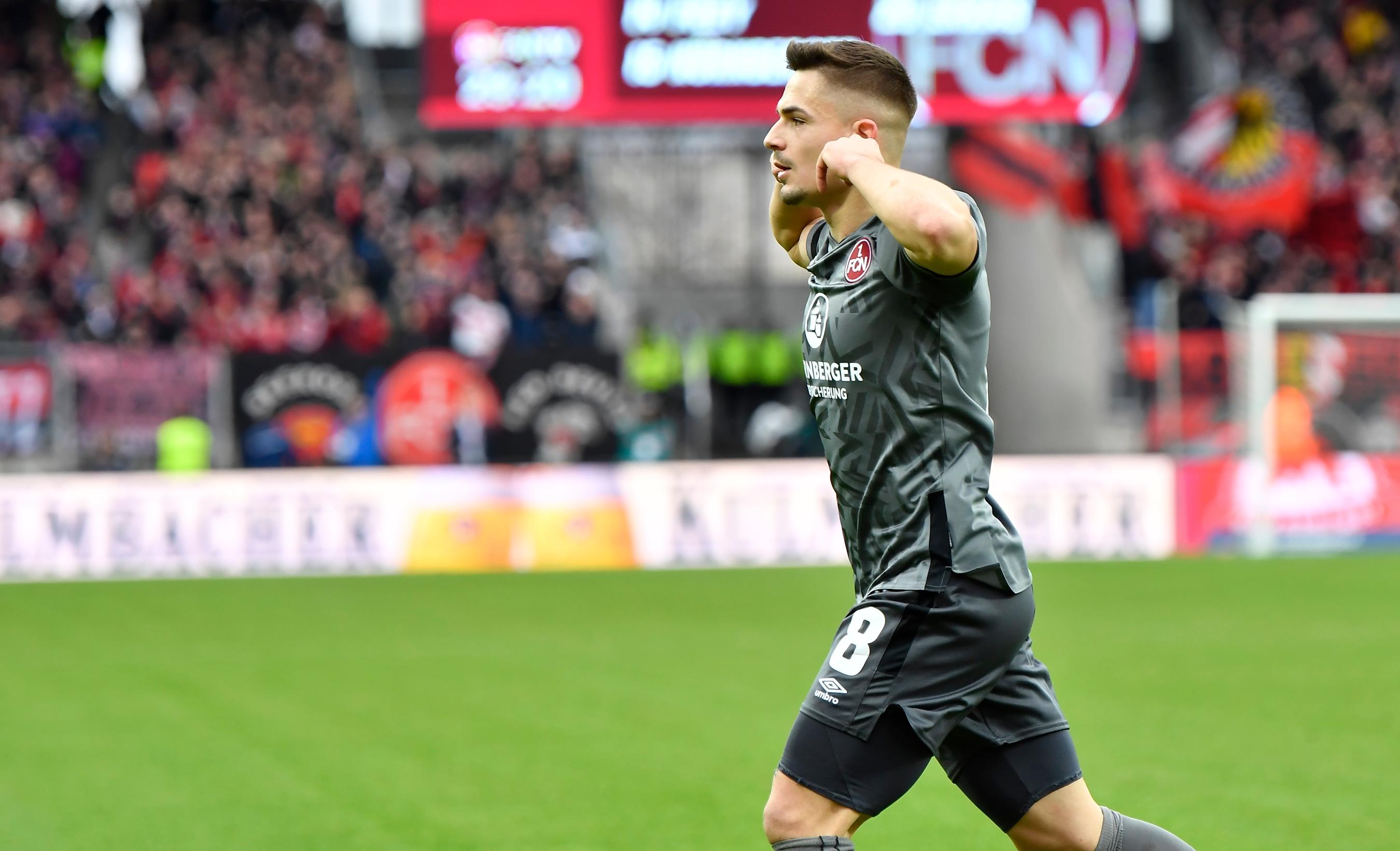 ... Und schweißt das Ding mit ordentlich Power unter die Latte. 1:0 – der Club hat die Führung gegen den SV Darmstadt 98.