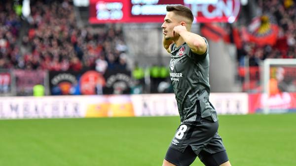 ... Und schweißt das Ding mit ordentlich Power unter die Latte. 1:0 – der Club hat die Führung gegen den SV Darmstadt 98.