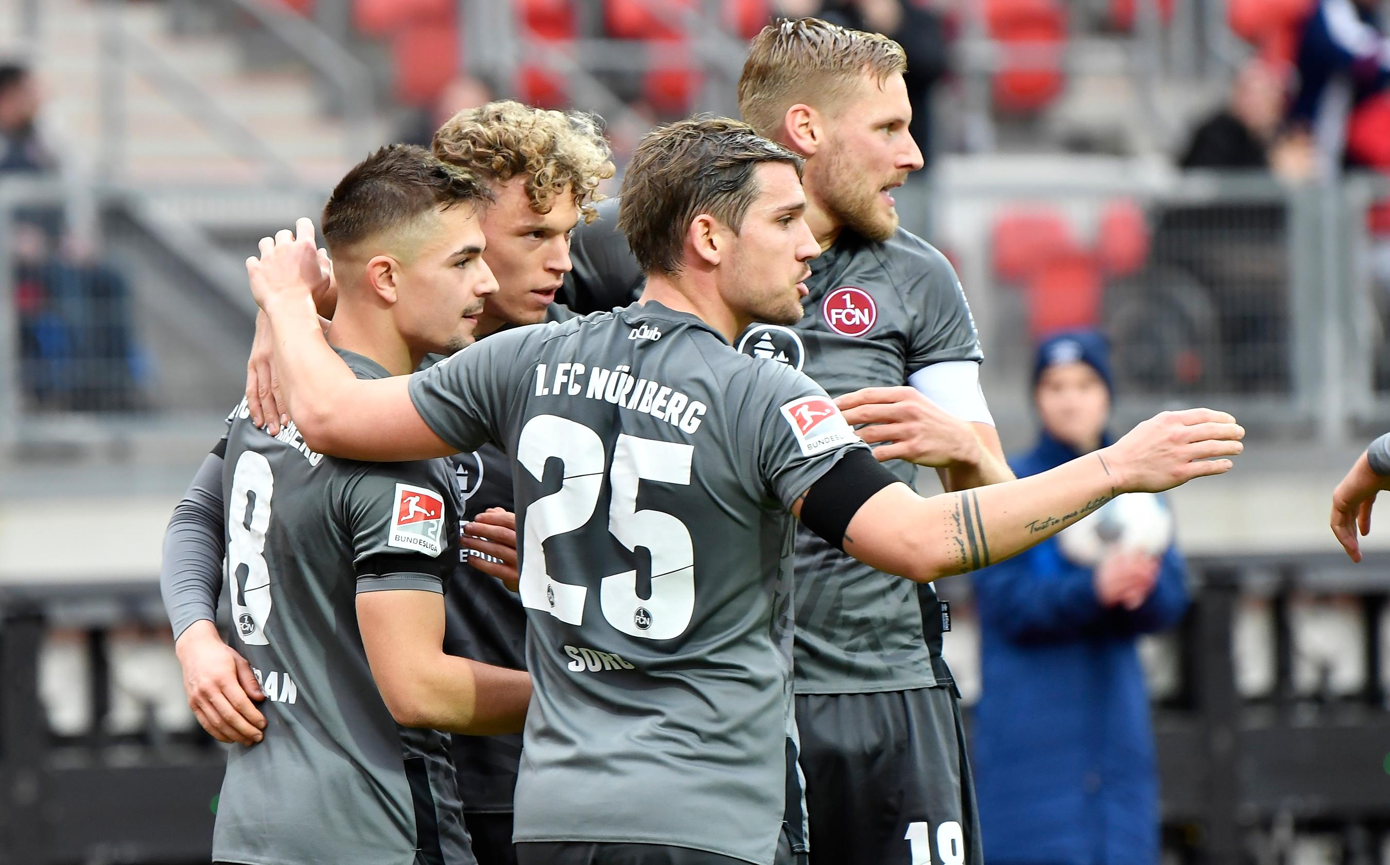 Pause! Der Club nimmt das 1:0 mit in die Kabine. In einer weitgehend ereignisarmen Partie hat Nürnberg die wohl größte Möglichkeit direkt für sich genutzt. Darmstadt muss sich definitiv steigern, die Lilien schafften es im ersten Durchgang nicht, den Club so richtig unter Stress zu setzen.
