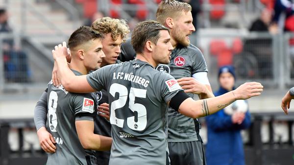 Pause! Der Club nimmt das 1:0 mit in die Kabine. In einer weitgehend ereignisarmen Partie hat Nürnberg die wohl größte Möglichkeit direkt für sich genutzt. Darmstadt muss sich definitiv steigern, die Lilien schafften es im ersten Durchgang nicht, den Club so richtig unter Stress zu setzen.