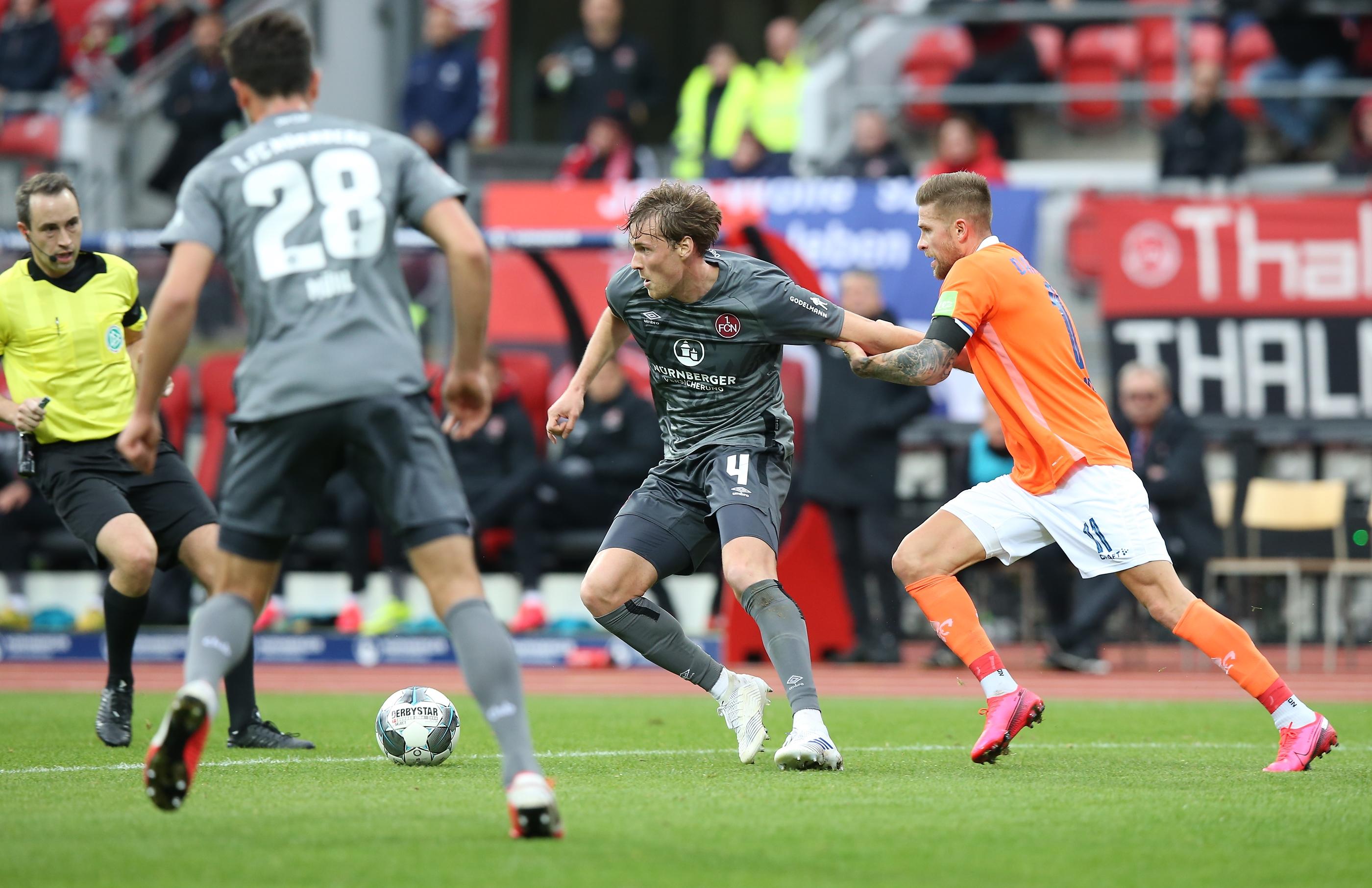 Die zweite Hälfte beginnt ähnlich wie die erste – viel Zweikämpfe im Mittelfeld, die großen Chancen bleiben noch aus.